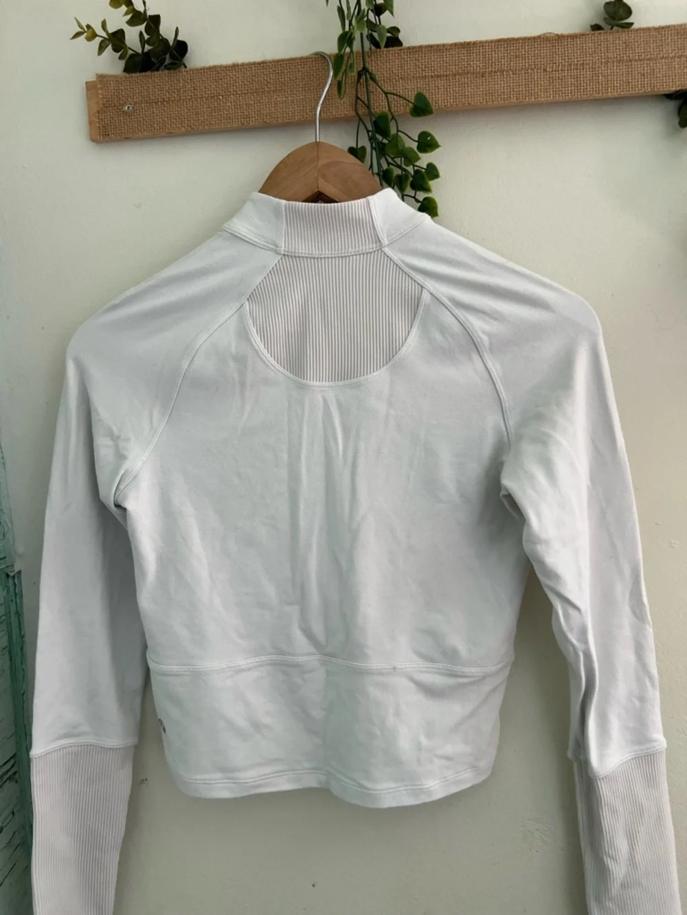 Lululemon White Cropped Athletic Zip Top – Size 4 - Picture 6 of 8